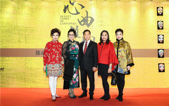 從左至右:中國(guó)戲劇梅花獎(jiǎng)得主曾慧,國(guó)家一級(jí)演員陳韻紅,陳卓林陸倩芳伉儷,廣東省戲劇家協(xié)會(huì)第十屆副主席蔣文端 從左至右:中國(guó)戲劇梅花獎(jiǎng)得主曾慧,國(guó)家一級(jí)演員陳韻紅,陳卓林陸倩芳伉儷,廣東省戲劇家協(xié)會(huì)第十屆副主席蔣文端