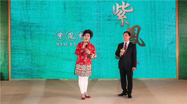 ??中國(guó)戲劇梅花獎(jiǎng)得主曾慧與陳卓林現(xiàn)場(chǎng)合唱《鸞鳳分飛》 ??中國(guó)戲劇梅花獎(jiǎng)得主曾慧與陳卓林現(xiàn)場(chǎng)合唱《鸞鳳分飛》
